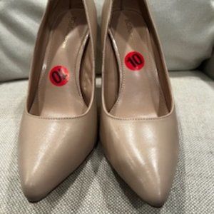 BCBGeneration Heidi beige high heel pumps Size 10